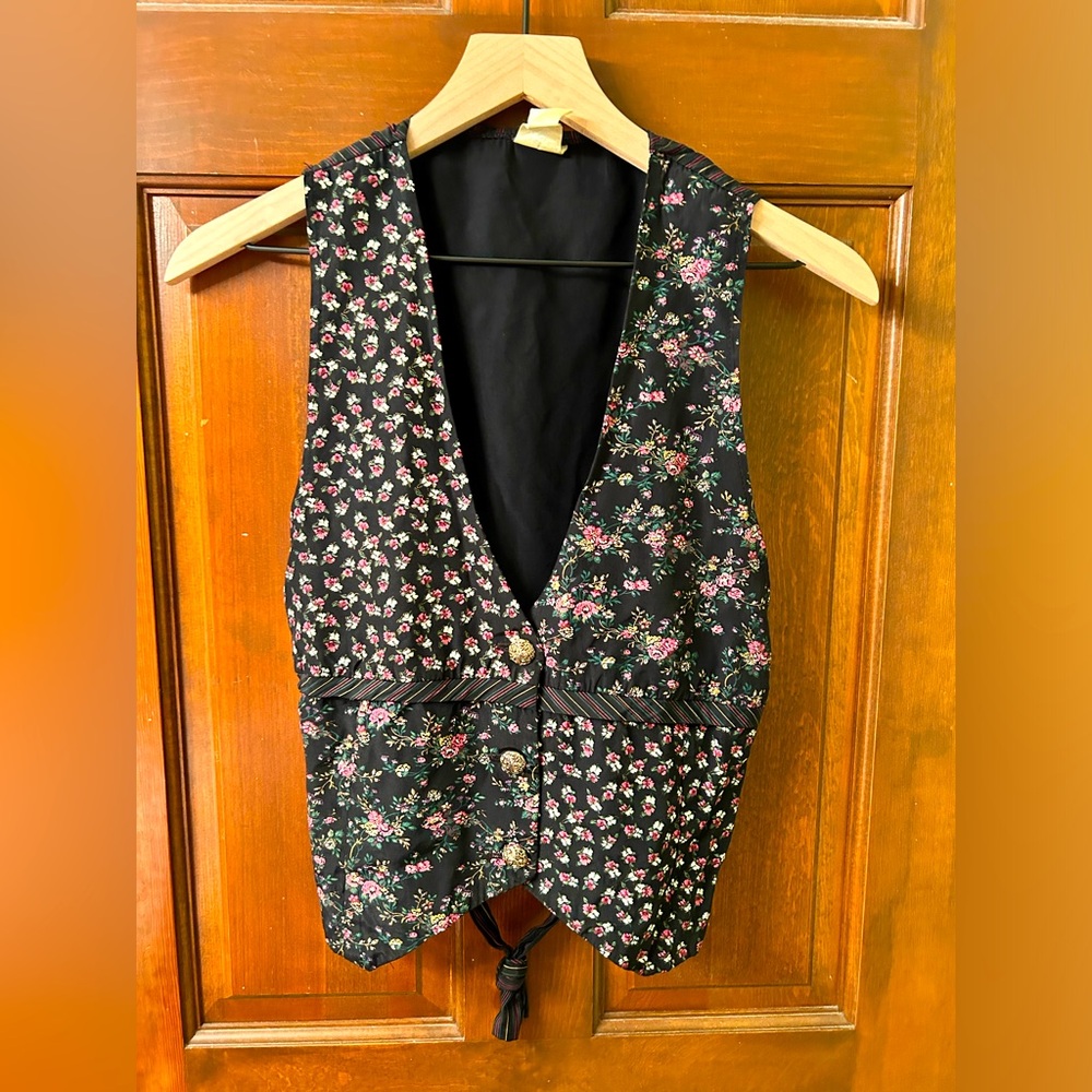 Vintage 80s vest with stripes and floral pattern. Adjustable back. Size 9/10